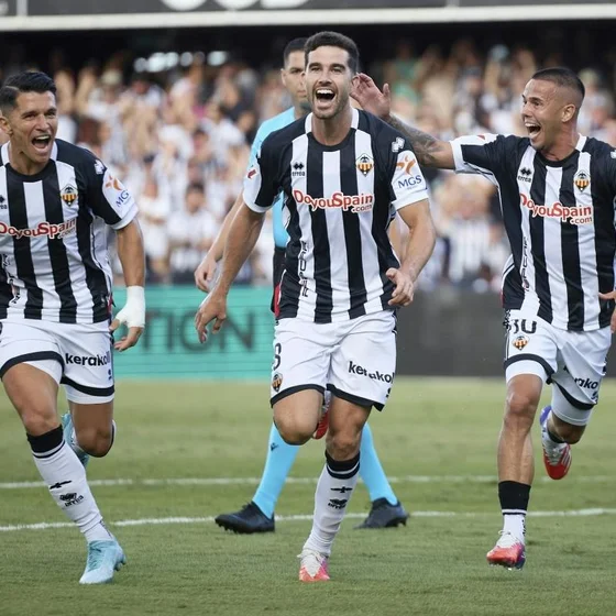 El Castellón imparte una cátedra de fútbol ante el Tenerife