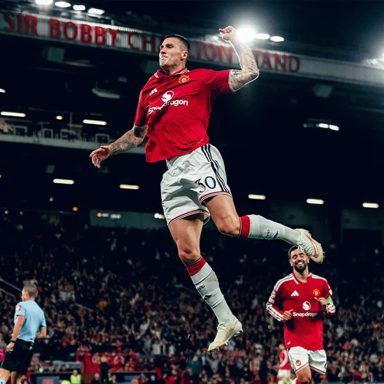 Big wins for Manchester United and Bayern as Como kick off in style